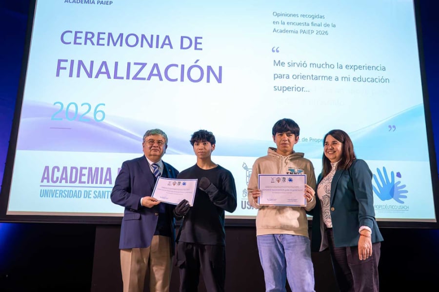 Autoridades universitarias junto a estudiantes reconocidos en el cierre de la Academia PAIEP 2026