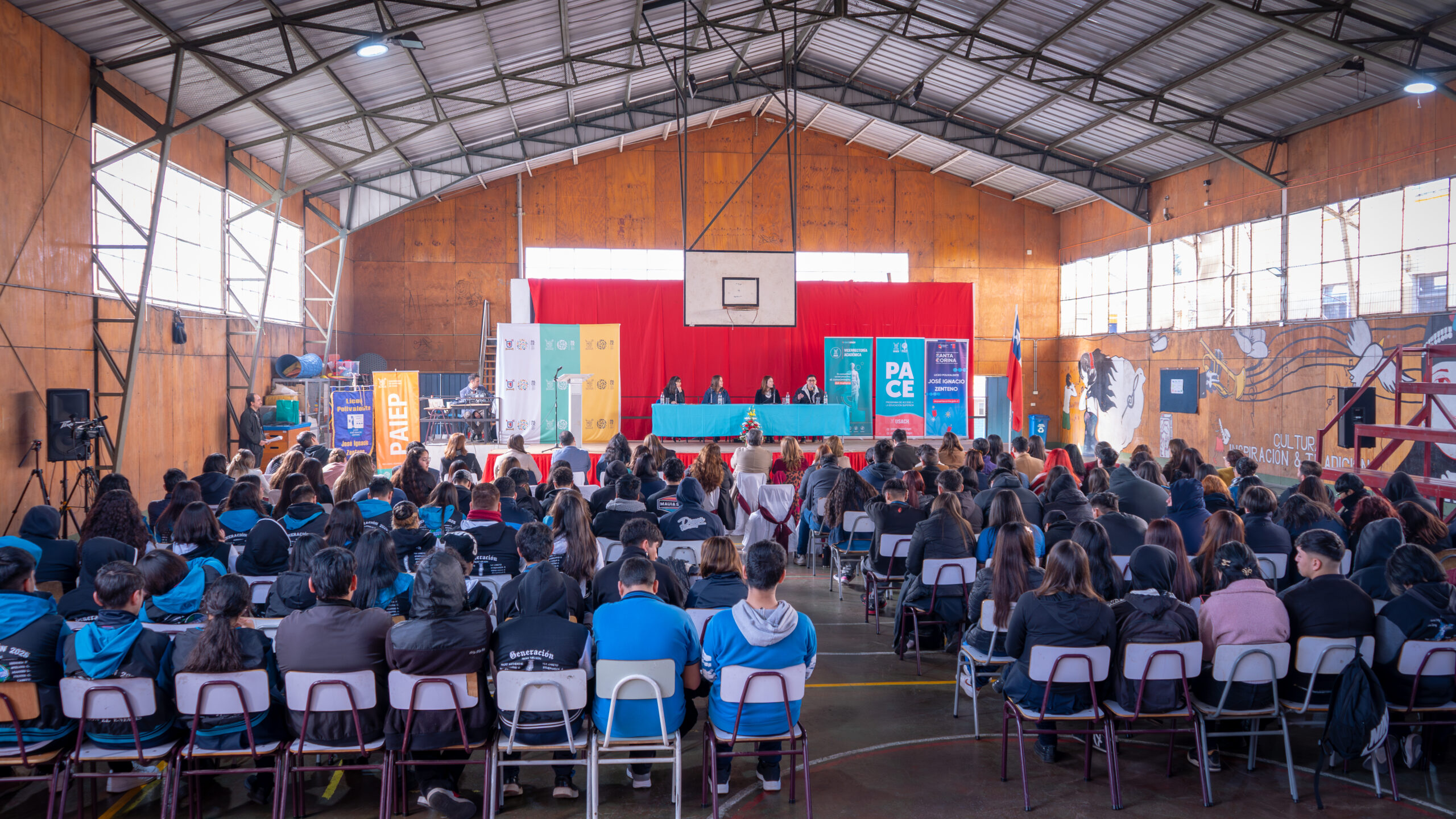 Comunidad educativa reunida en el lanzamiento del segundo libro Voces del PACE